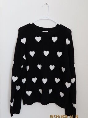Black Heart-Pattern Crewneck Sweater - White Hearts